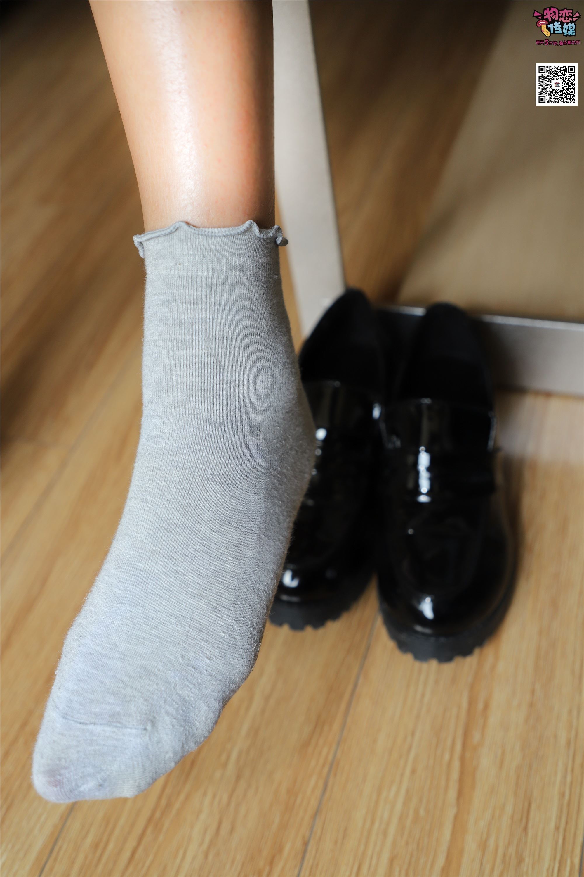 物恋传媒 No.005 JK制服高中小姐姐，棉袜加丝袜